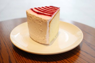 kremalı pasta ahşap masanın üzerine şanti