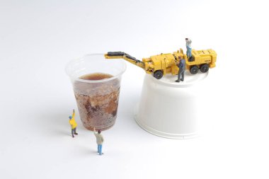 Mini insanlar işçiler ile alkolsüz içecek fincan