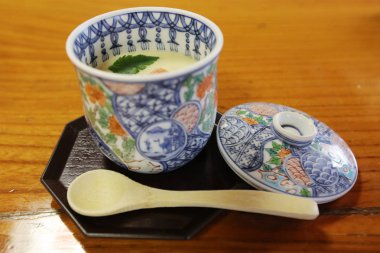  Yengeç sopa ile haşlanmış yumurta