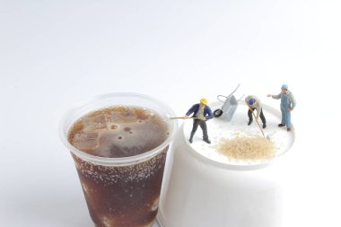 Mini insanlar işçiler ile alkolsüz içecek fincan