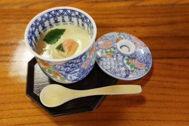  Yengeç sopa ile haşlanmış yumurta