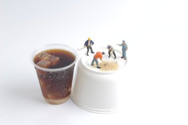 Mini insanlar işçiler ile alkolsüz içecek fincan