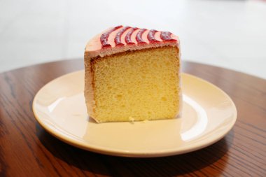 kremalı pasta ahşap masanın üzerine şanti