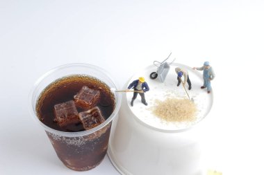 Mini insanlar işçiler ile alkolsüz içecek fincan