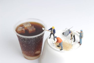 Mini insanlar işçiler ile alkolsüz içecek fincan