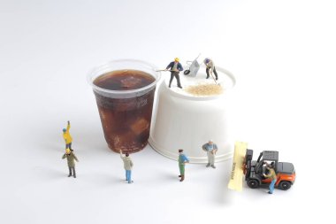 Mini insanlar işçiler ile alkolsüz içecek fincan