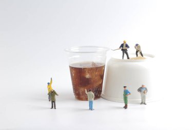 Mini insanlar işçiler ile alkolsüz içecek fincan