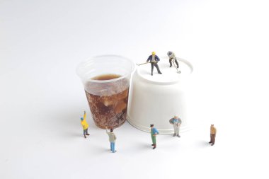 Mini insanlar işçiler ile alkolsüz içecek fincan