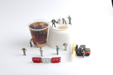 Mini insanlar işçiler ile alkolsüz içecek fincan