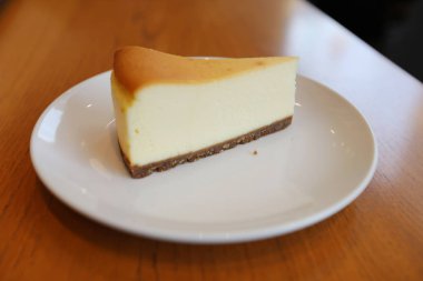 Ahşap arka plan üzerinde izole peynir pasta