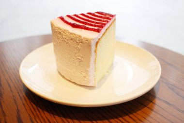 kremalı pasta ahşap masanın üzerine şanti