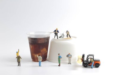 Mini insanlar işçiler ile alkolsüz içecek fincan