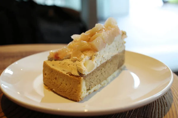 Delicioso pastel de melocotón en la mesa — Foto de Stock