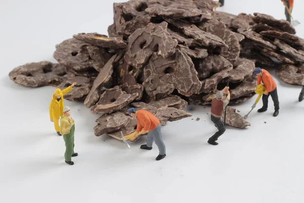 Chocolade koekjes met speelgoed werknemer van cijfers — Stockfoto