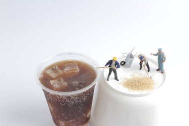 Mini insanlar işçiler ile alkolsüz içecek fincan