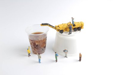 Mini insanlar işçiler ile alkolsüz içecek fincan