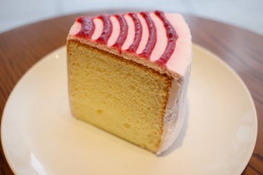 kremalı pasta ahşap masanın üzerine şanti