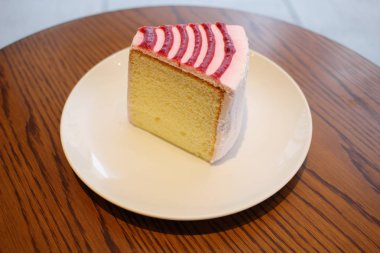 kremalı pasta ahşap masanın üzerine şanti