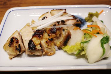 Yemek masada yeşil vagetable ile tavuk