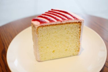 kremalı pasta ahşap masanın üzerine şanti