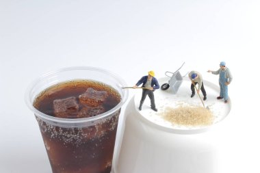 Mini insanlar işçiler ile alkolsüz içecek fincan