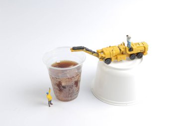 Mini insanlar işçiler ile alkolsüz içecek fincan
