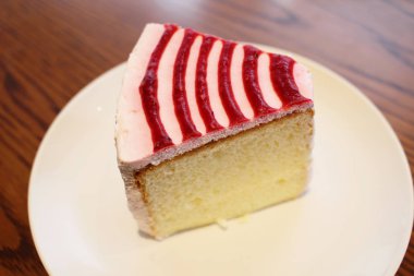 kremalı pasta ahşap masanın üzerine şanti