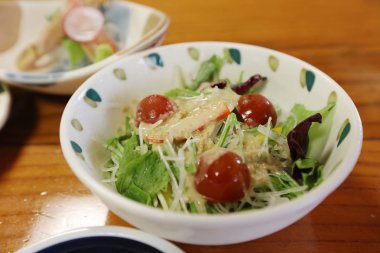 Taze salata bir kase, üstten görünüm