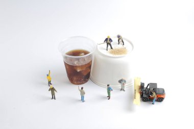 Mini insanlar işçiler ile alkolsüz içecek fincan