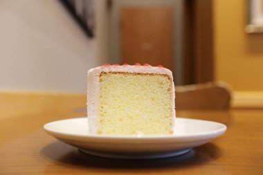 yaban mersini peynir pasta beyaz plaka üzerinde