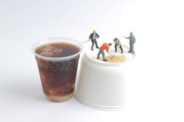 Mini insanlar işçiler ile alkolsüz içecek fincan