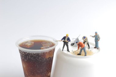 Mini insanlar işçiler ile alkolsüz içecek fincan