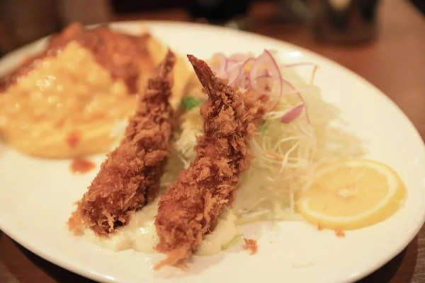 Gamberetti fritti e tempura di uova con salsa, cibo giapponese, come — Foto Stock