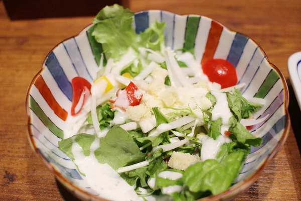 Salată mixtă în castron alb. Focalizare selectivă . — Fotografie, imagine de stoc