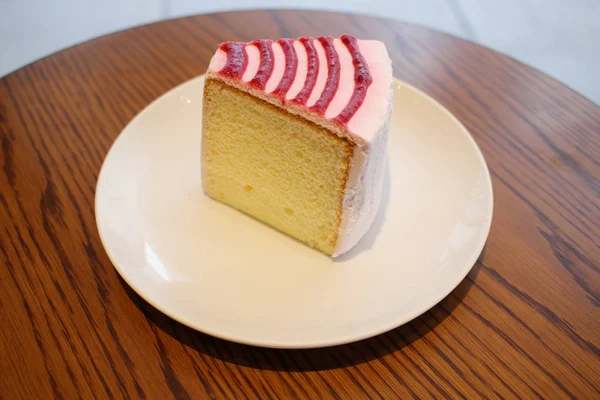 kremalı pasta ahşap masanın üzerine şanti