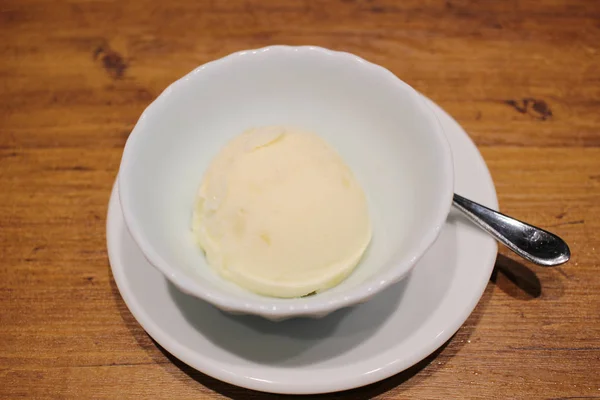 Helado en madera de mesa, helado con color blanco —  Fotos de Stock