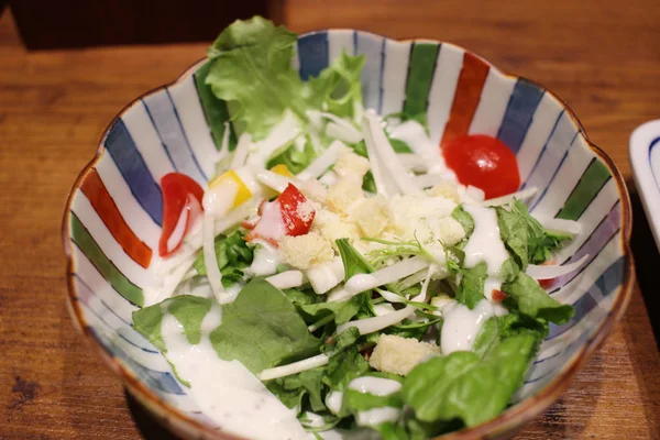 Salată mixtă în castron alb. Focalizare selectivă . — Fotografie, imagine de stoc