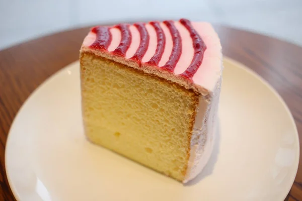 Schlagsahnetorte auf Holztisch — Stockfoto