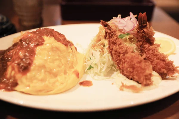 Crevettes frites et tempura d'œufs serti de sauce, nourriture japonaise, comme — Photo