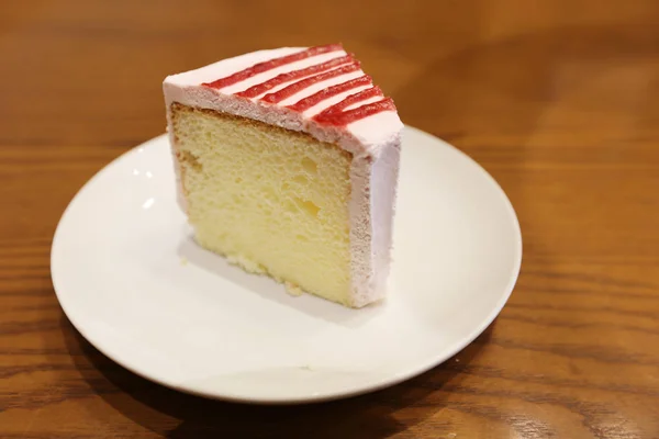 Borůvkový tvarohový dort na bílé plotně — Stock fotografie