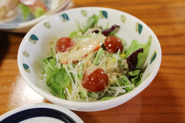 Taze salata bir kase, üstten görünüm