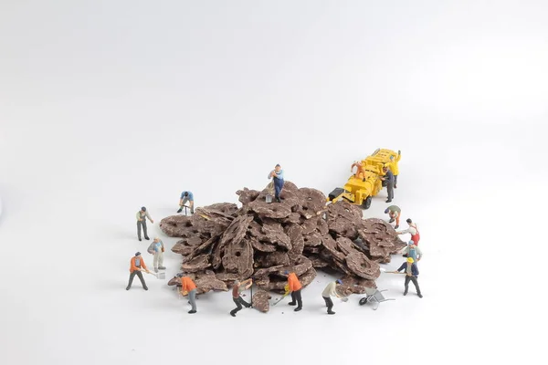 Galletas de chocolate con juguetes trabajador de figuras — Foto de Stock