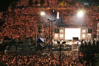Hong Kong, 4 Haziran: İnsanlar birleştirmek anıtların'da Tiananmen s