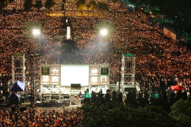 Hong Kong, 4 Haziran: İnsanlar birleştirmek anıtların'da Tiananmen s
