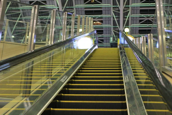 Paso en escalera mecánica color negro en la estación osaka —  Fotos de Stock