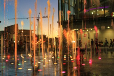 Şehir Parkı su akışı arasında çalışan çocuklar