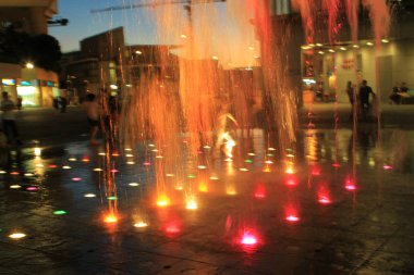 Şehir Parkı su akışı arasında çalışan çocuklar