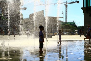 Tung Chung alışveriş merkezinde oynayan çocuklar