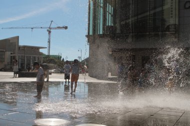 Tung Chung alışveriş merkezinde oynayan çocuklar