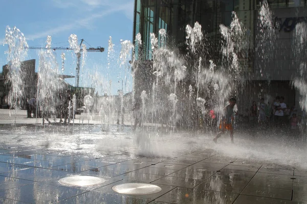 Crianças brincando no shopping Tung Chung — Fotografia de Stock